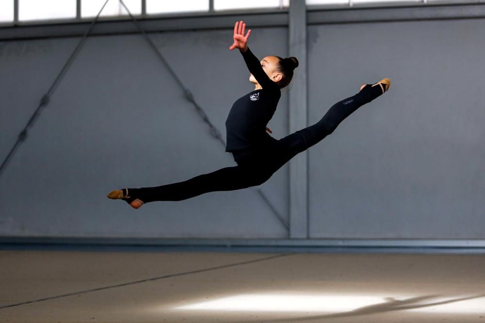 La entrenadora y exgimnasta nacional Amaya Cardeñoso dirige al grupo de alumnas con mayor proyección en el CGR San Antonio, cosechando múltiples medallas estatales en los últimos años