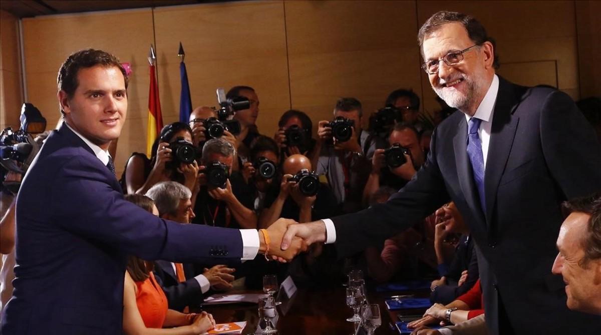 Albert Rivera y Mariano Rajoy, en la ratificación del acuerdo entre sus partidos en el Congreso. 