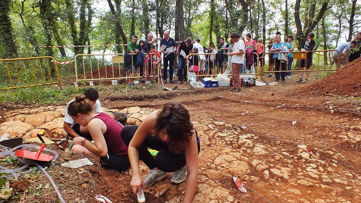 l’activitat arqueològica és intensa a les comarques gironines, però podria ser-ho més per la rellevància del patrimoni que s’hi troba. 1 Excavacions l’any 2017 al jaciment de Roca Foradada, a Fontcoberta. |
