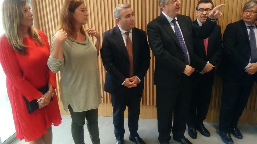 La presidenta Armengol escucha las explicaciones del director del hospital durante la inauguraciÃ³n