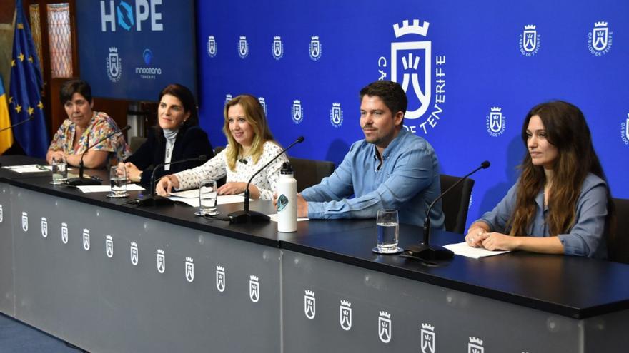 Las autoridades y promotores del proyecto durante su presentación en el Cabildo de Tenerife.