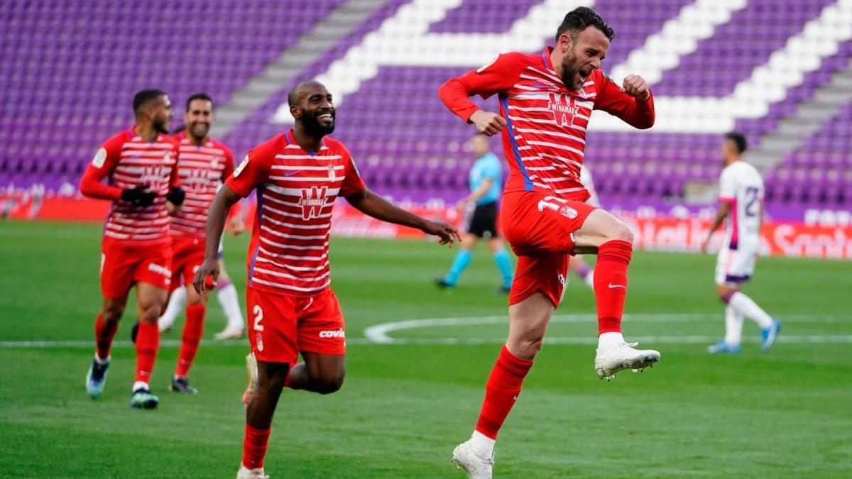Quini celebrando el gol de la victoria del Granada en Valladolid