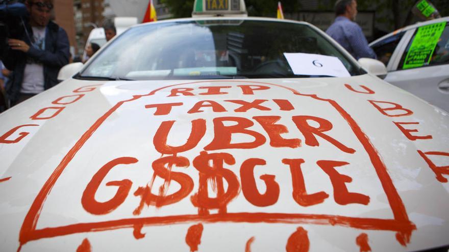 Un taxi durante una protesta contra Uber