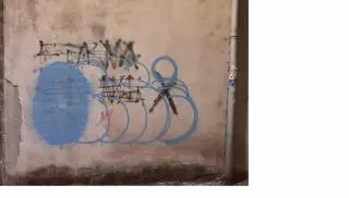 Cazado haciendo una pintada en el barrio pontevedrés de Campolongo