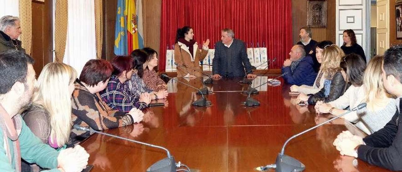 Aníbal Vázquez, al fondo, durante la recepción a los profesores del programa &quot;Erasmus+&quot;.