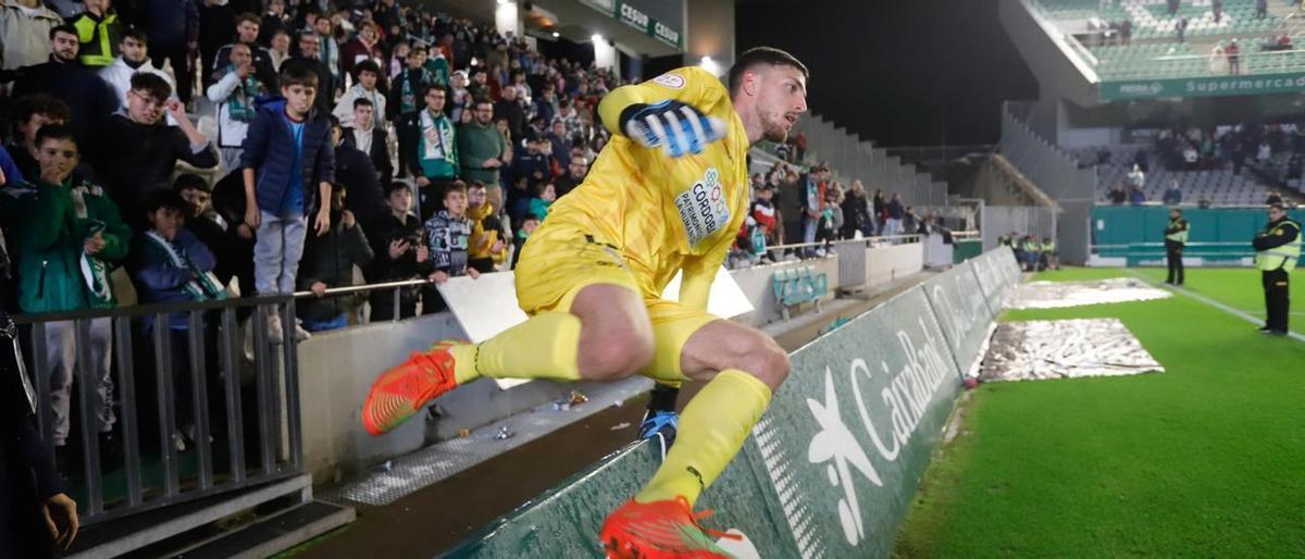 Carlos Marín salta la valla publicitaria en El Arcángel tras cantar con el fondo sur al terminar el encuentro del Córdoba CF contra el Pontevedra