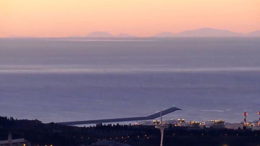 Immer wieder überraschend nah: Bei klarer Luft ist die Silhouette von Mallorca von Barcelona aus zu sehen.