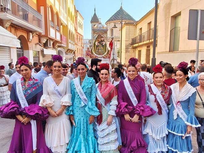 Una multitud acompaña a la Virgen de Araceli en la romería de subida