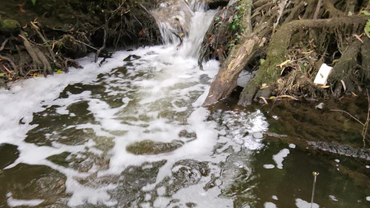 Una imagen de los posibles vertidos en el río Mandeo a su paso por Teixeiro