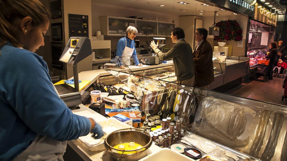 Los dos socios, en el puesto Masclans en el mercado de Sarrià.