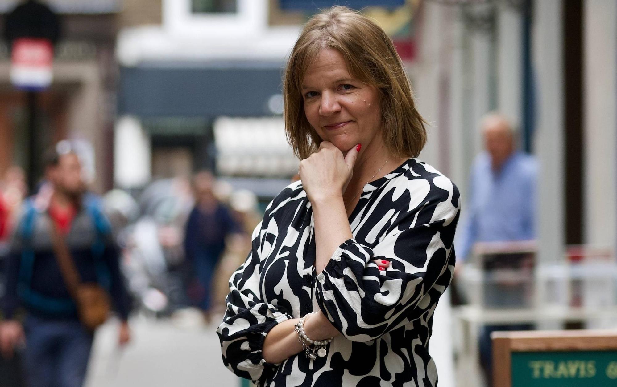 La escritora Annie Lyons posa en Cecil Court, en Londres