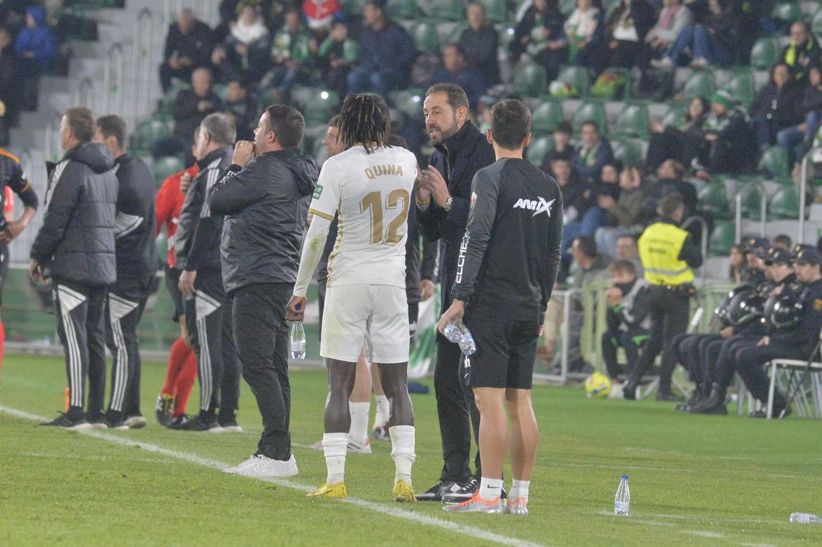 El entrenador del Elche CF en el partido ante el Leeds United