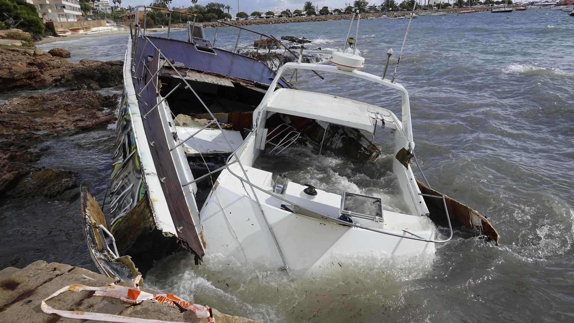 El oleaje destroza contra las rocas de Portals un barco varado