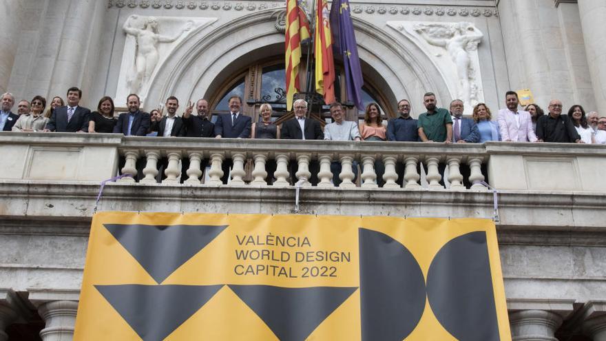 Ximo Puig, Joan Ribó y los impulsores de la candidatura valenciana, ayer, con miembros de la corporación municipal en el balcón del ayuntamiento.