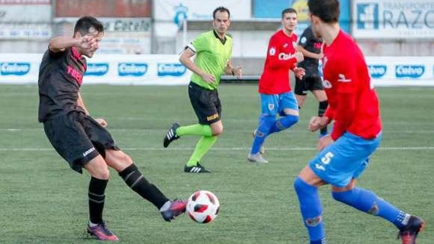 Damián dispara a puerta, ayer, en Bergantiños.