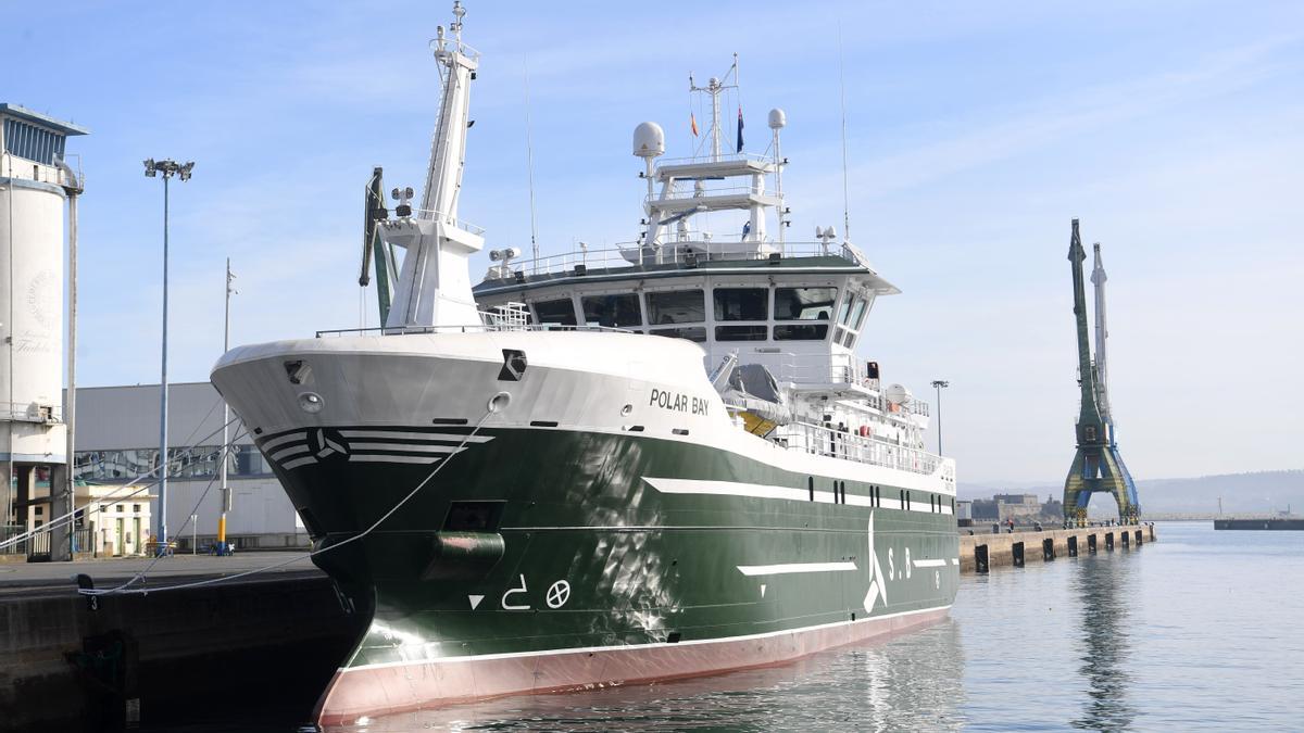 Un buque palangrero atracado en el muelle de Calvo Sotelo, en A Coruña.