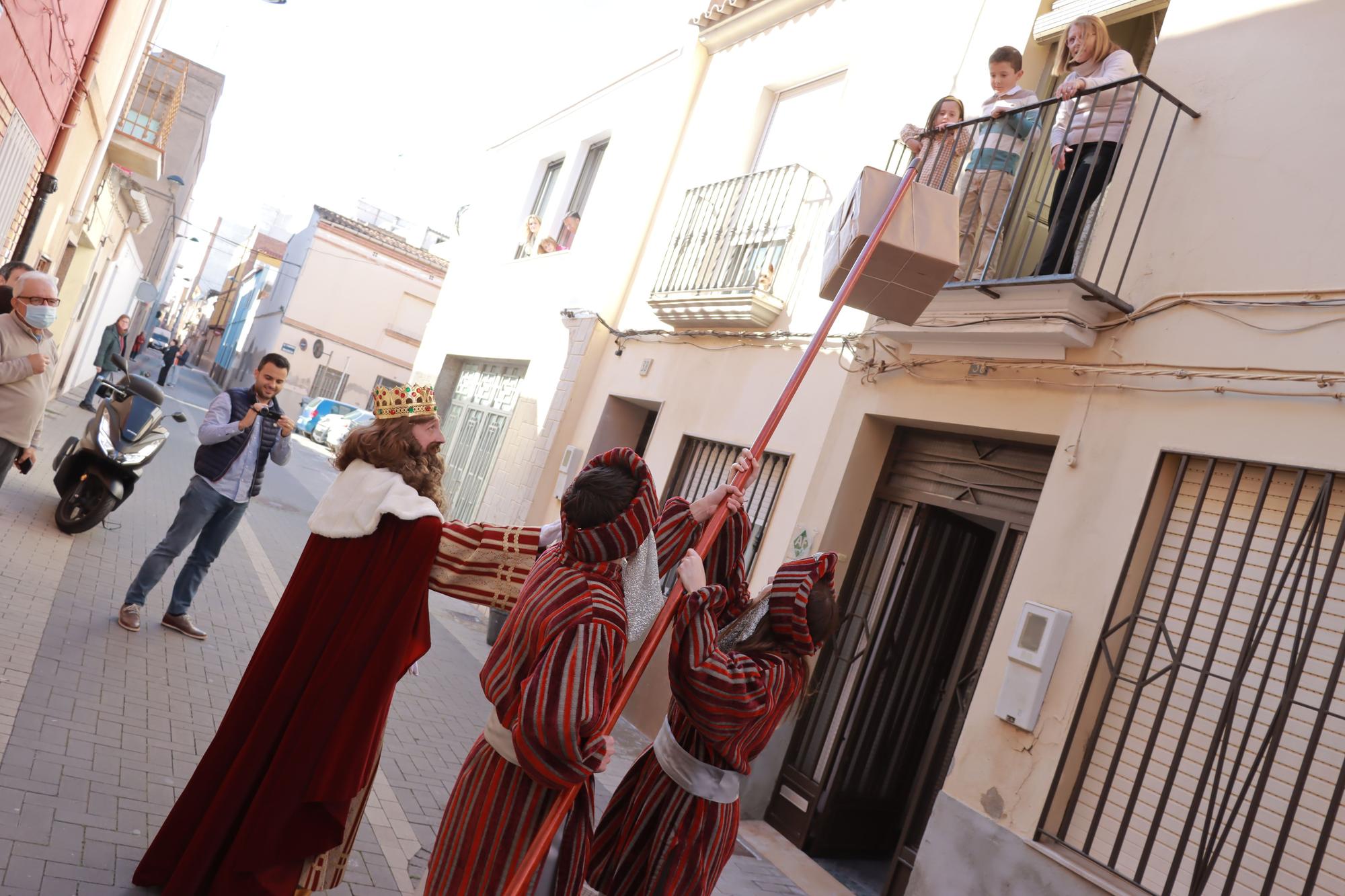 Los Reyes Mayos premian a los vecinos de Vila-real con cientos de regalos en este 2023