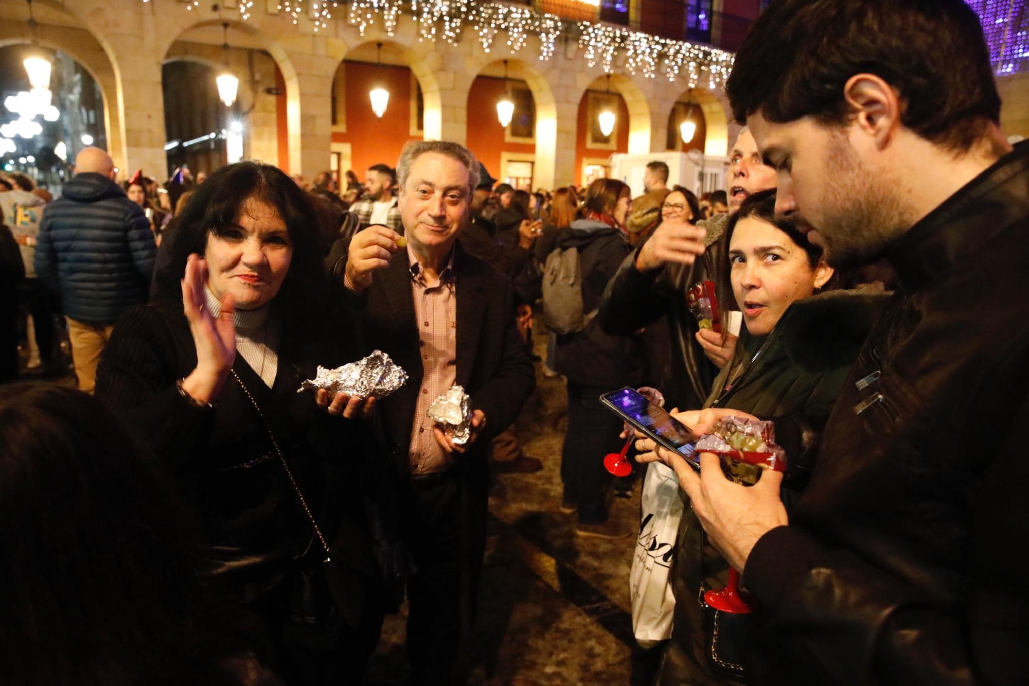 En imágenes: Gijón recibe el 2023 en la plaza Mayor, pero sin campanadas