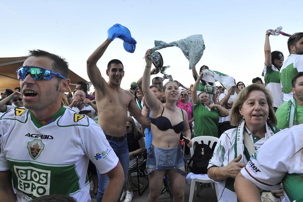 Unos mil aficionados ven el triunfo del Elche en pantalla gigante junto al estadio Martínez Valero