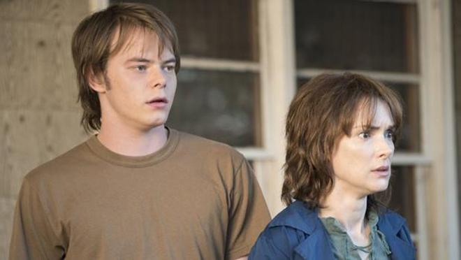 Charlie Heaton y Winona Ryder en 'Stranger Things'