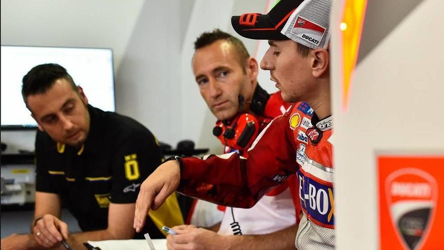 El mallorquín Jorge Lorenzo, en el box de Ducati.