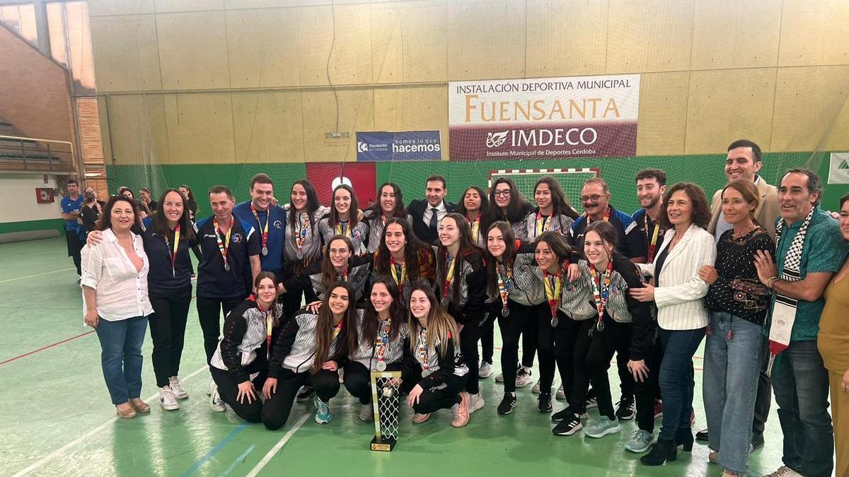 El grupo USA Handbol Mislata con el trofeo de subcampeonas de la fase de campeonas disputada en Córdoba