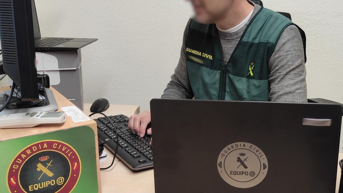 Un agente de la Guardia Civil trabajando en el caso.