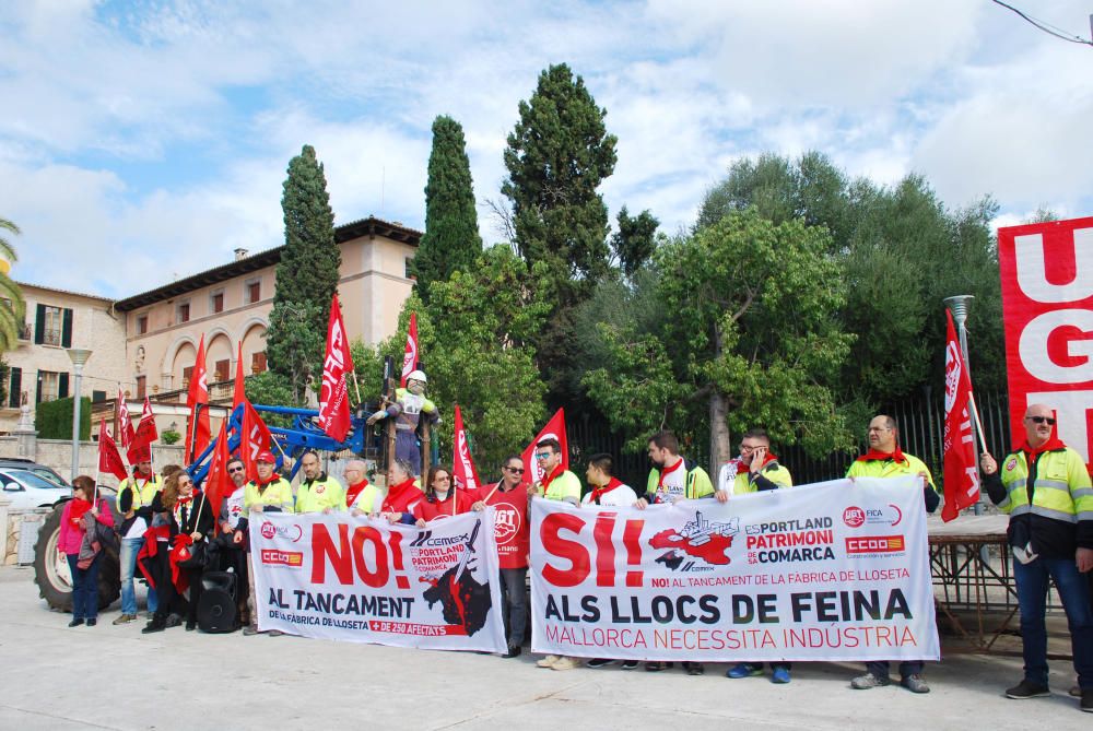 Cerca de 500 personas participan en Lloseta en la marcha contra el cierre de Cemex