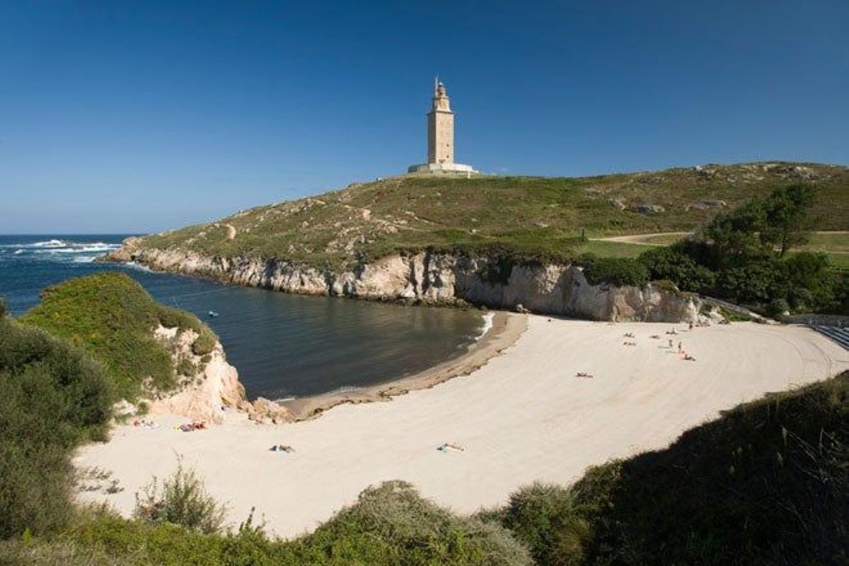 Playa de As Lapas, en A Coruña, a los pies de la Torre de Hércules.