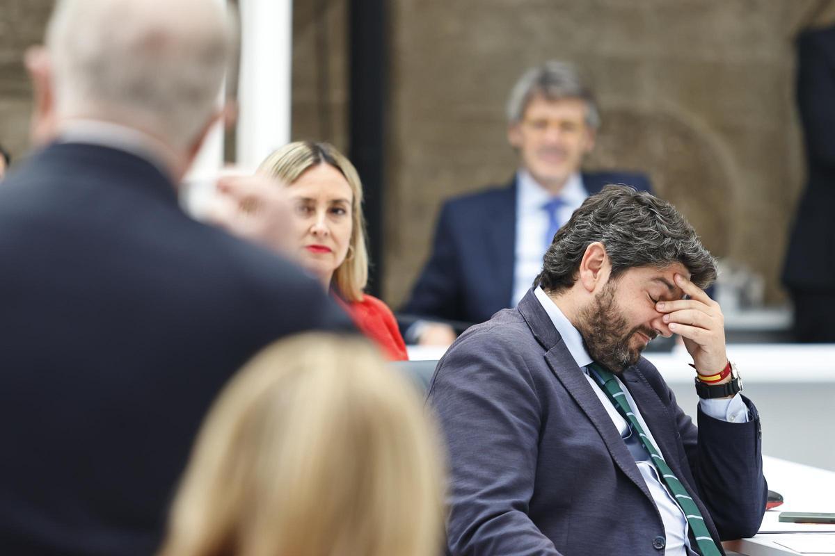 Fernando López Miras gesticula al escuchar a José Vélez.