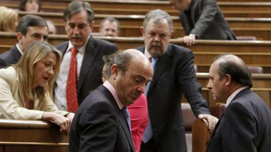 El ministro de Economía, Luis de Guindos, en primer término, antes de su intervención en el pleno. / f. alvarado