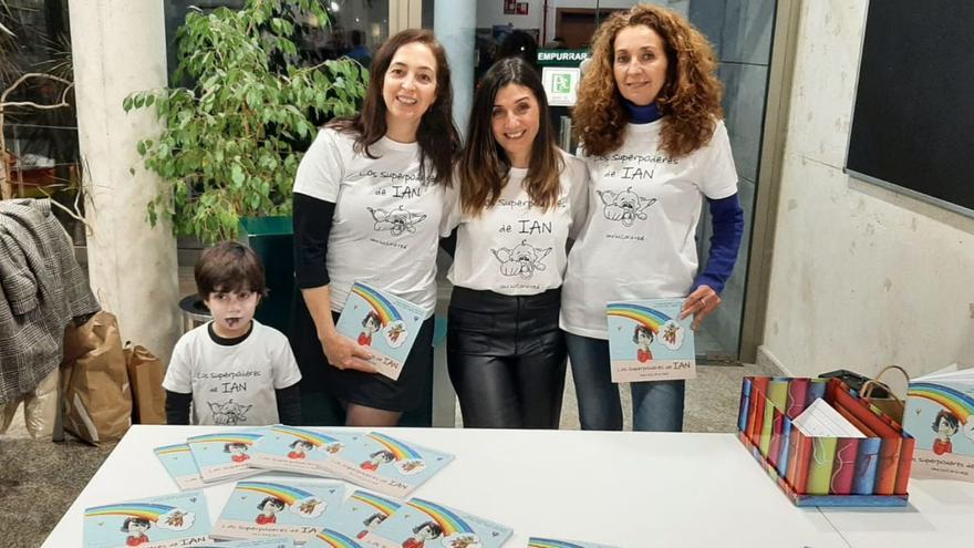 Luca, por la izquierda, acompañado por la voluntaria Marisa, Carmen González y Tere Trivi / NHAi