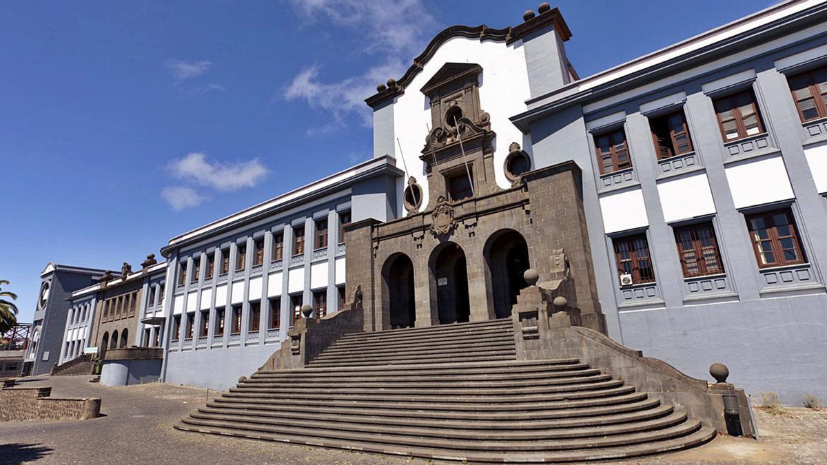 El edificio central de la Universidad de La Laguna.