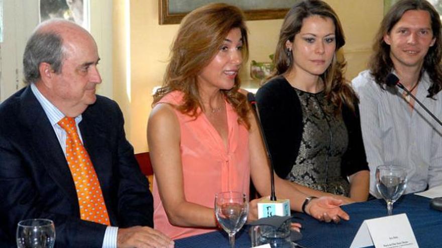 Desde izqda: Juan José Benítez de Lugo, presidente del Gabinete Literario; María del Pilar Déniz, Ogadenia Díaz y Raynier Mariiño. | santi blanco