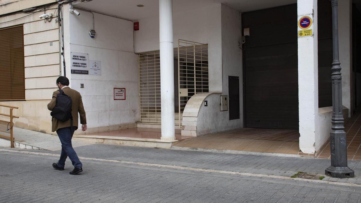 Una persona, frente a una de las sedes judiciales de Alzira, en una imagen de archivo.