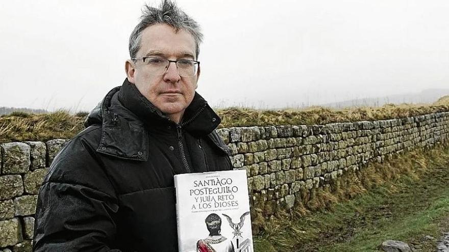 Santiago Posteguillo, ante el Muro de Adriano.