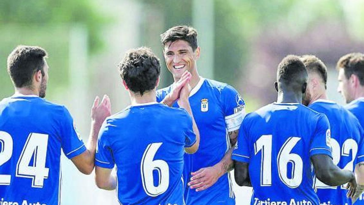 Grippo, en el centro, con el brazalete de capitán, estrecha la mano de Javi Mier, con Lucas a la izquierda, en el partido del pasado Trofeo “Emma Cuervo” ante el Lugo. | | LOF