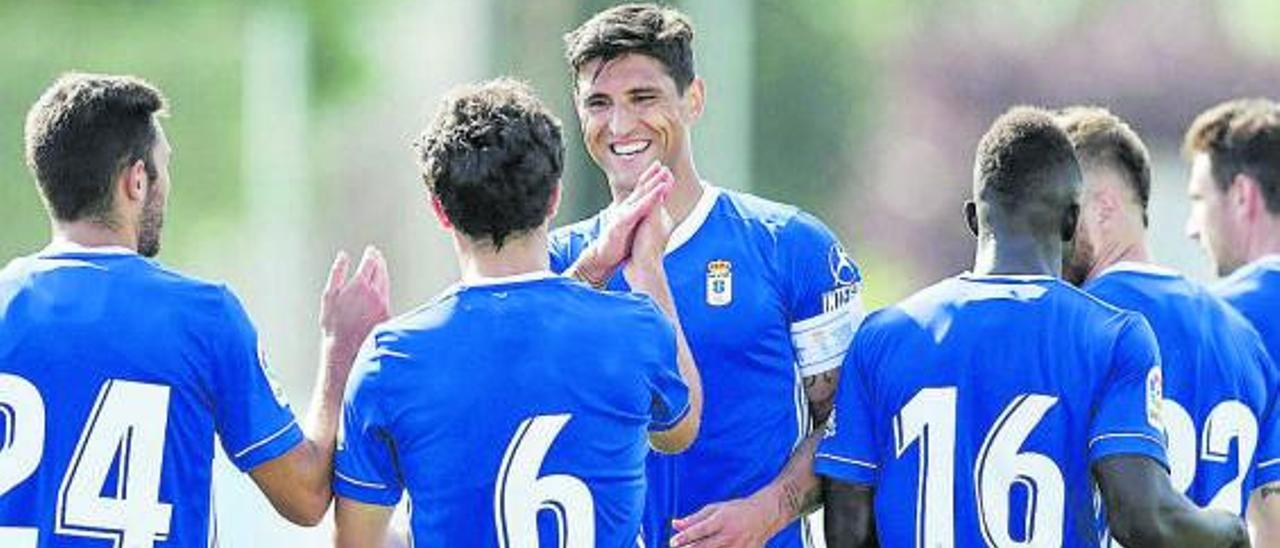 Grippo, en el centro, con el brazalete de capitán, estrecha la mano de Javi Mier, con Lucas a la izquierda, en el partido del pasado Trofeo “Emma Cuervo” ante el Lugo. | | LOF