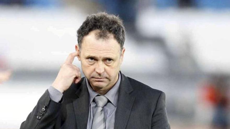 El entrenador del Athletic de Bilbao, Joaquín Caparrós, durante el partido que su equipo disputó ante el Almería y que perdió 2-1.