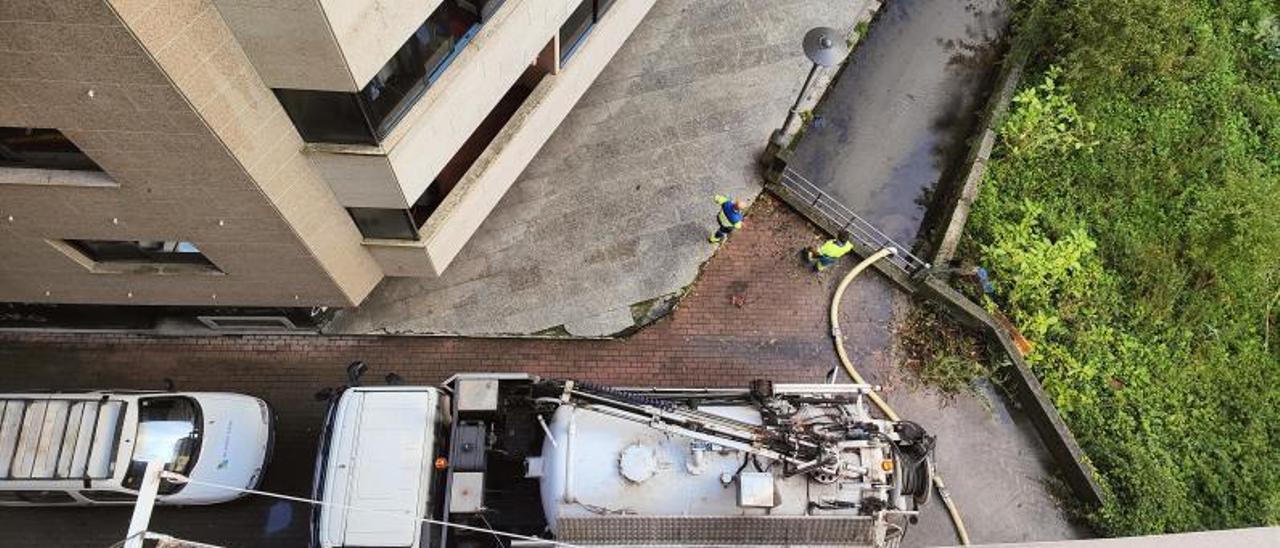 Los operarios, ayer, en el bombeo iniciado a primera hora de la mañana y paralizado después. | G.N.