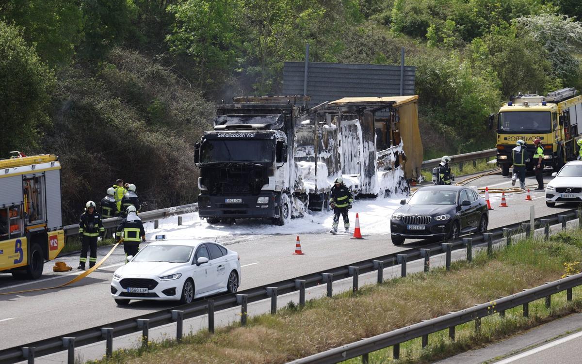 EN IMÁGENES: Así fue el incendio de un camión en la autopista "Y"