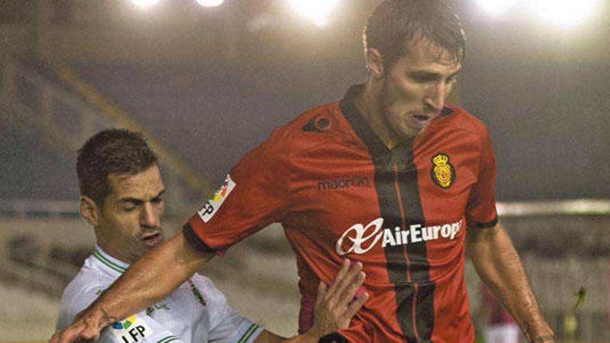 Scepovic controla el balón ayer en el partido en El Sardinero.