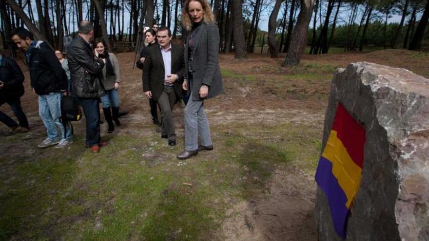 Participantes en un pasado acto de homenaje a los enterrados en la fosa común del Pinar de Salinas.