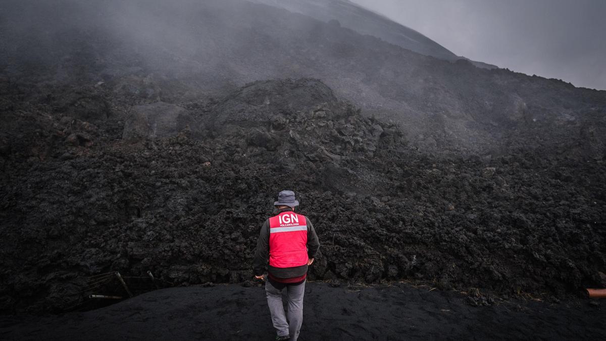 El vulcanólogo del IGN, Stavros Meletlidis, toma muestras de una de las coladas del volcán Tajogaite.