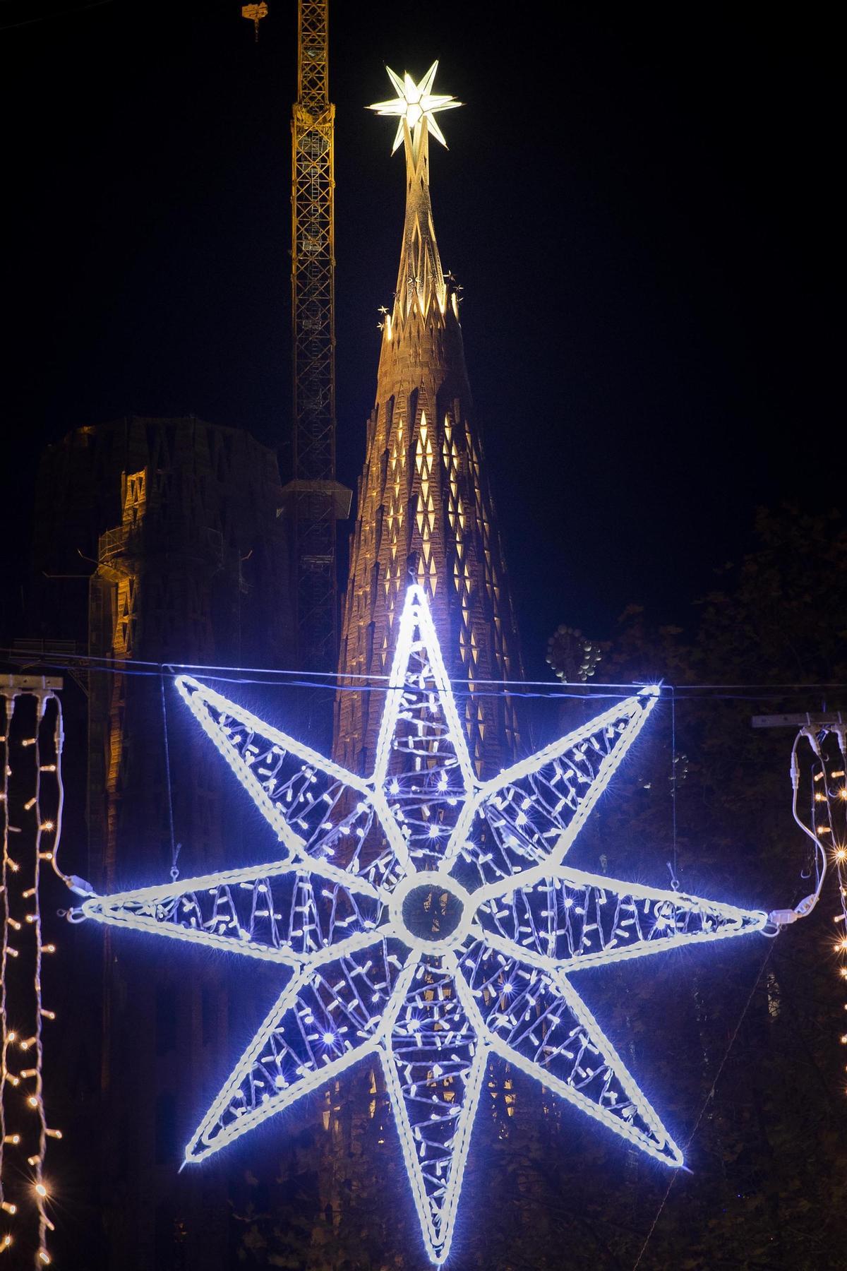 La estrella de la Sagrada Família ya ilumina Barcelona
