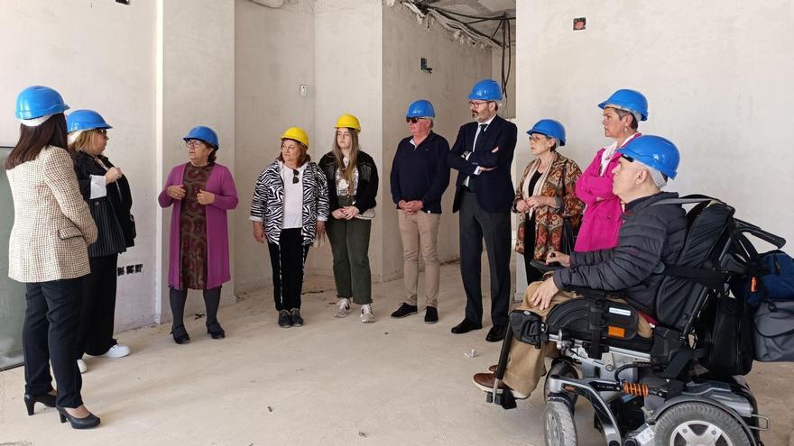 Representantes públicos y miembros de la asociación visitan las obras del centro de día de Adfisysa en Aguilar.
