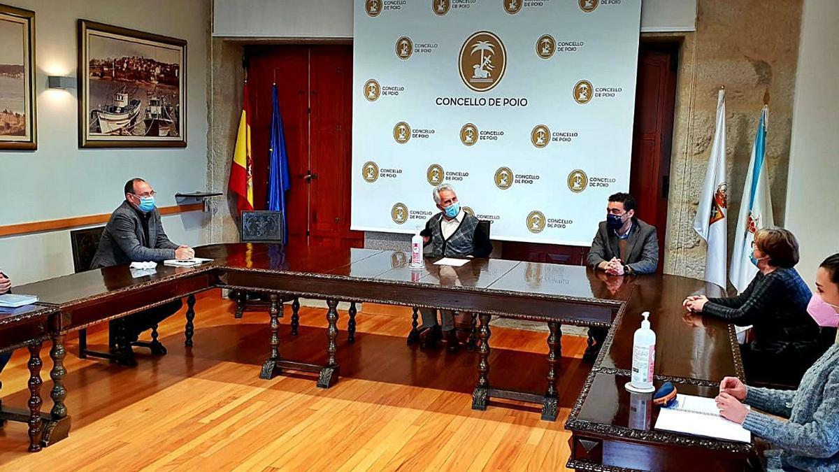 Reunión entre el delegado de la Xunta, el alcalde de Poio y personal del SAF. |   // FDV