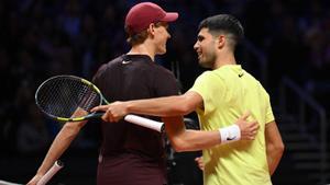 Alcaraz s’endú el primer pols de l’any contra Sinner