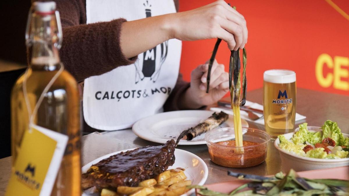 El 'pack' Calçotada de la Fàbrica Moritz que incluye 30 'calçots' ecológicos, costillar de cerdo asado y pastel de chocolate.