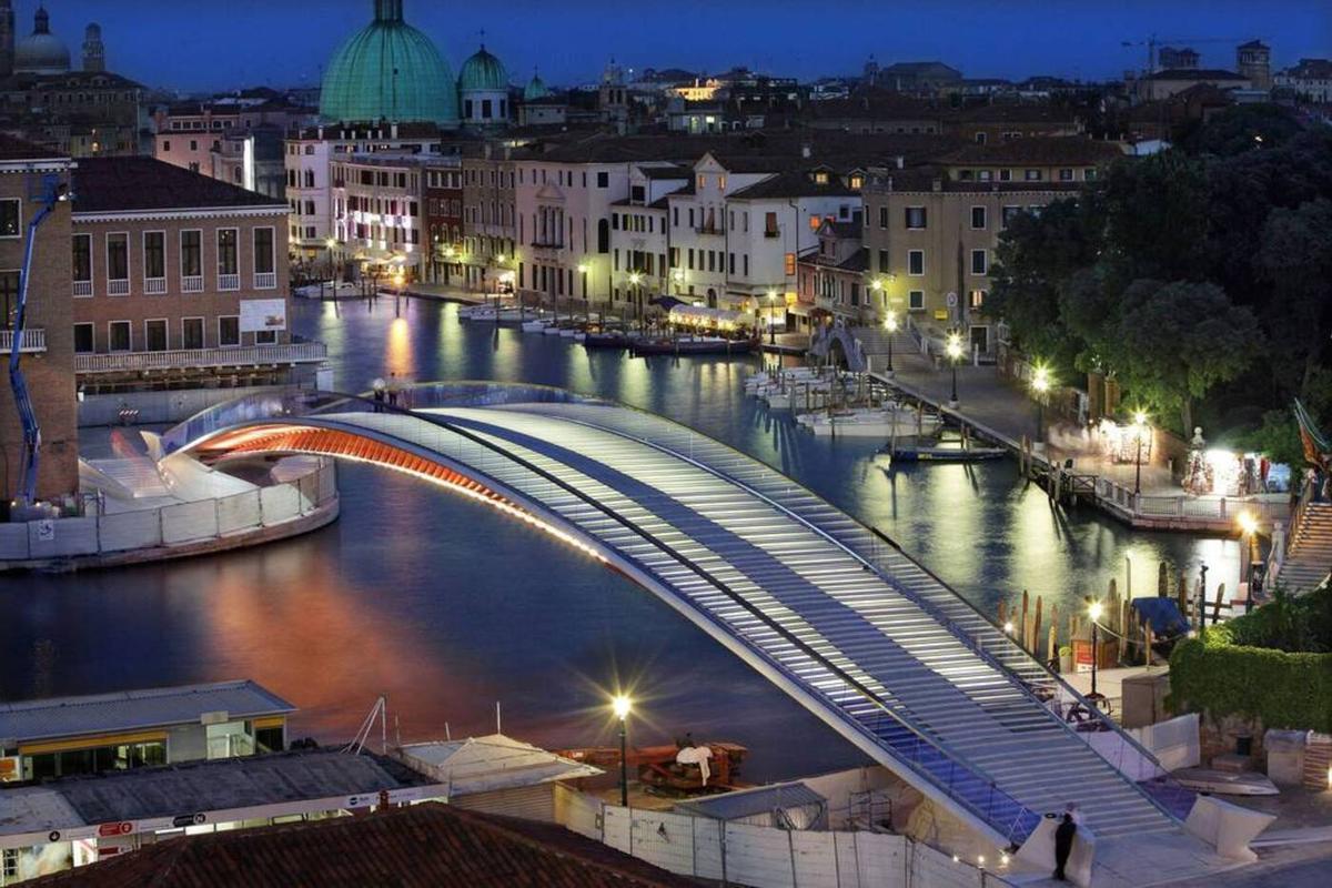 Una imagen del modernista Puente de la Constitución de Venezia, de Santiago Calatrava
